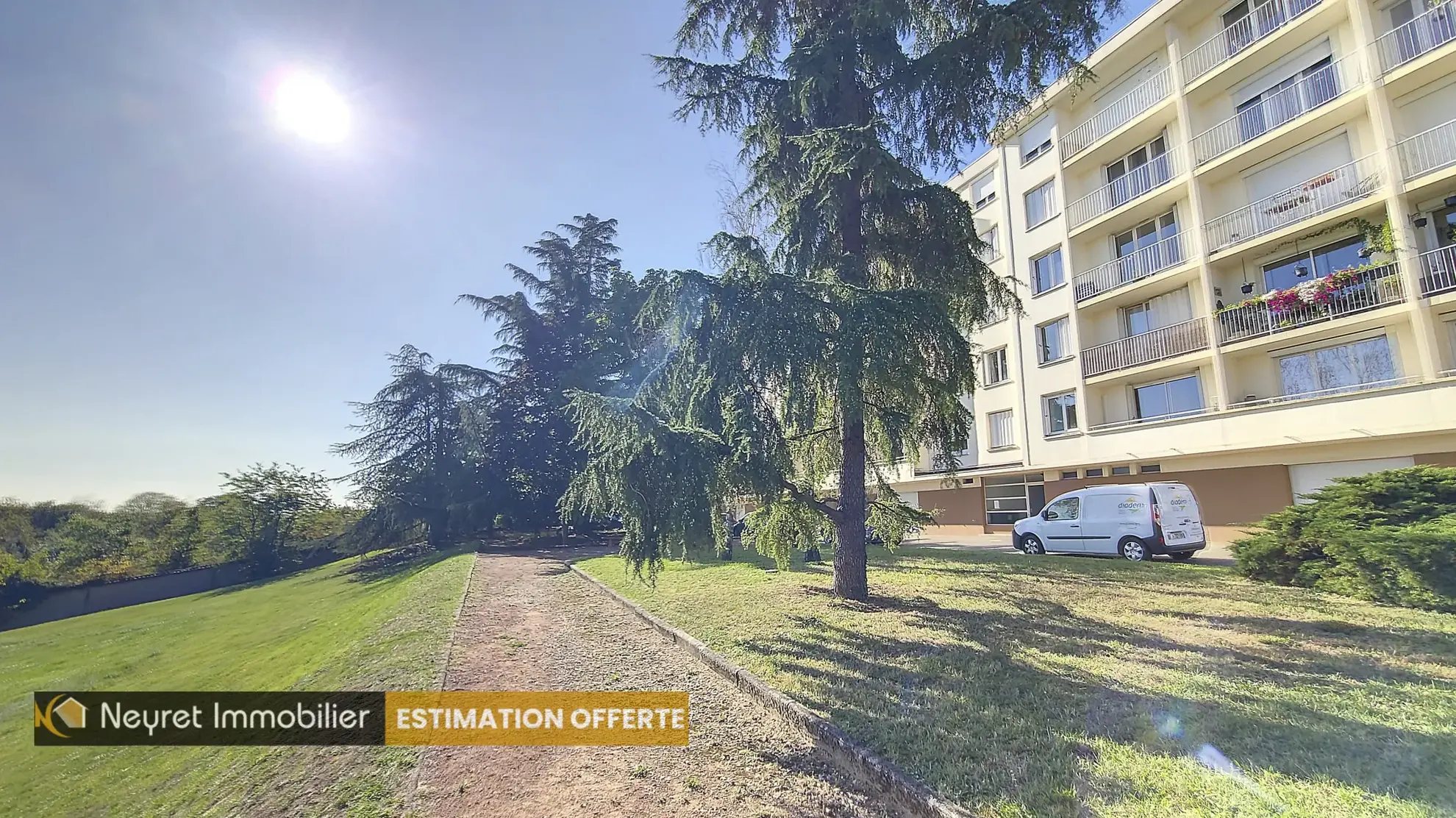 Appartement T4 rénové 77 m² à Irigny - résidence sécurisée 'IRIGNY LA BELLE' 