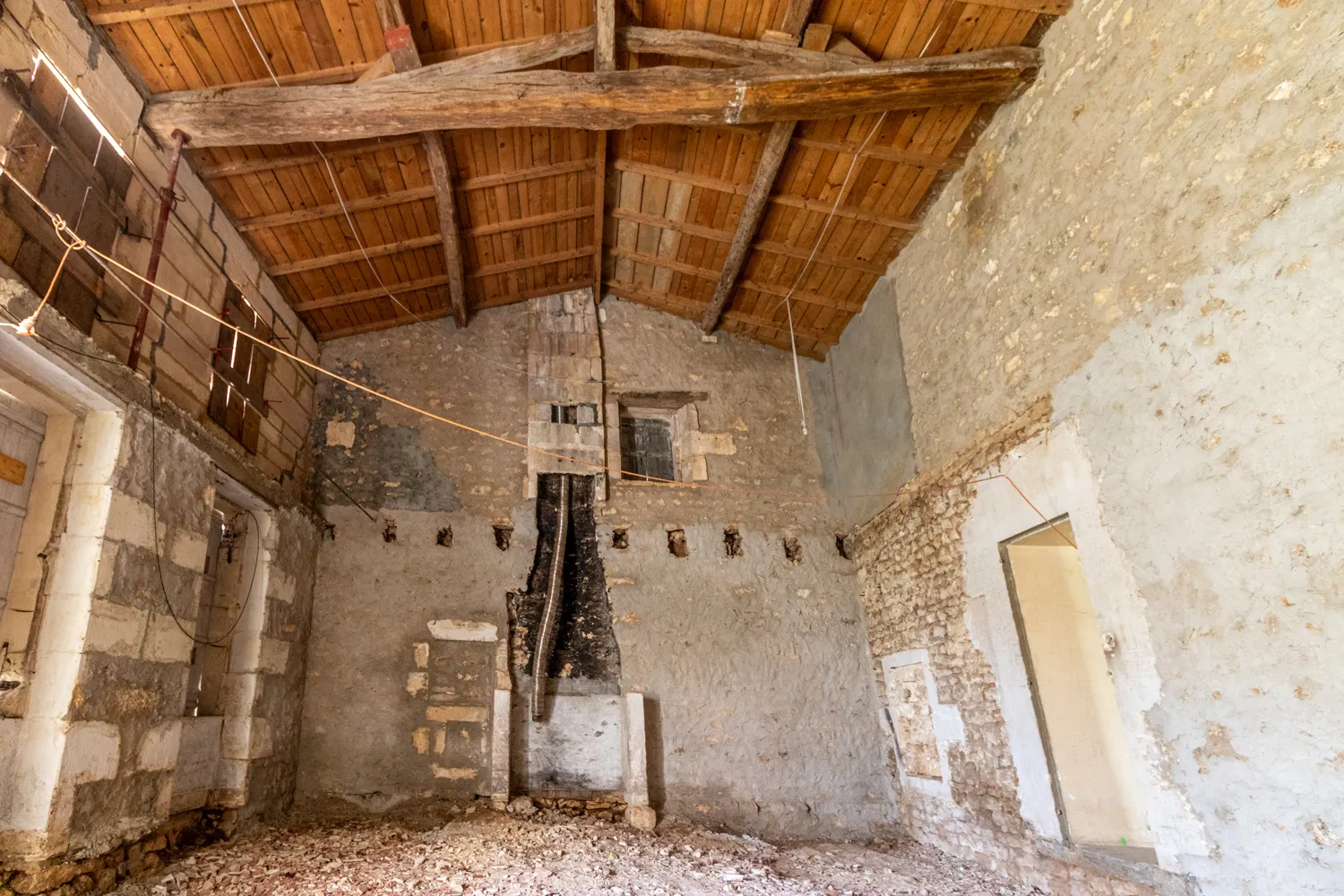 Maison charentaise à rénover avec grand terrain à Port d'Envaux 