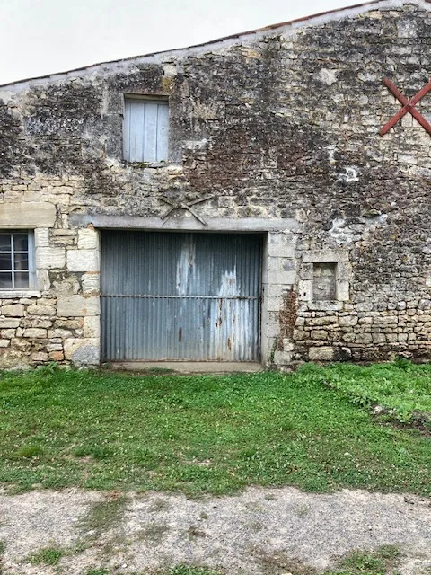 Maison charentaise à rénover avec grand terrain à Port d'Envaux 