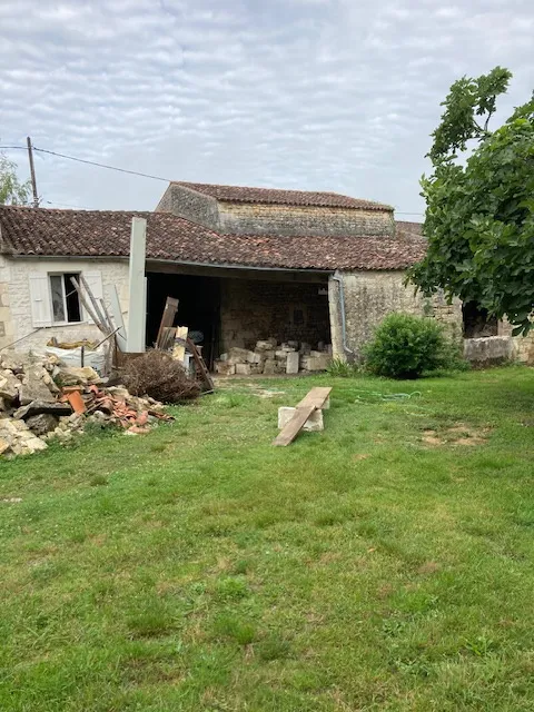 Maison charentaise à rénover avec grand terrain à Port d'Envaux 