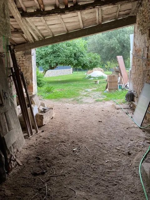 Maison charentaise à rénover avec grand terrain à Port d'Envaux 