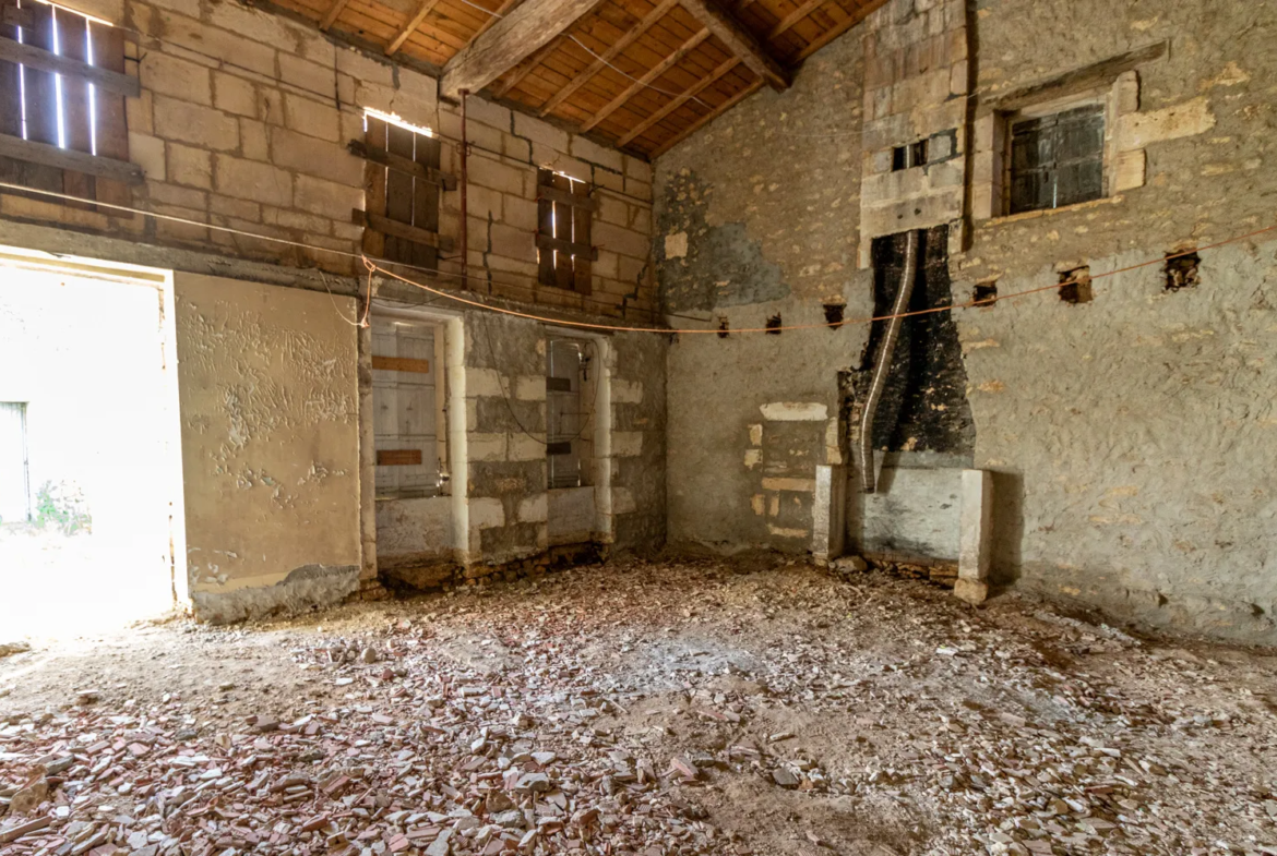 Maison charentaise à rénover avec grand terrain à Port d'Envaux 