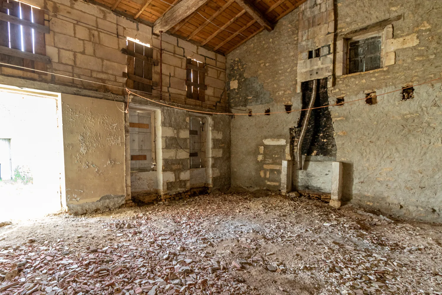 Maison charentaise à rénover avec grand terrain à Port d'Envaux 