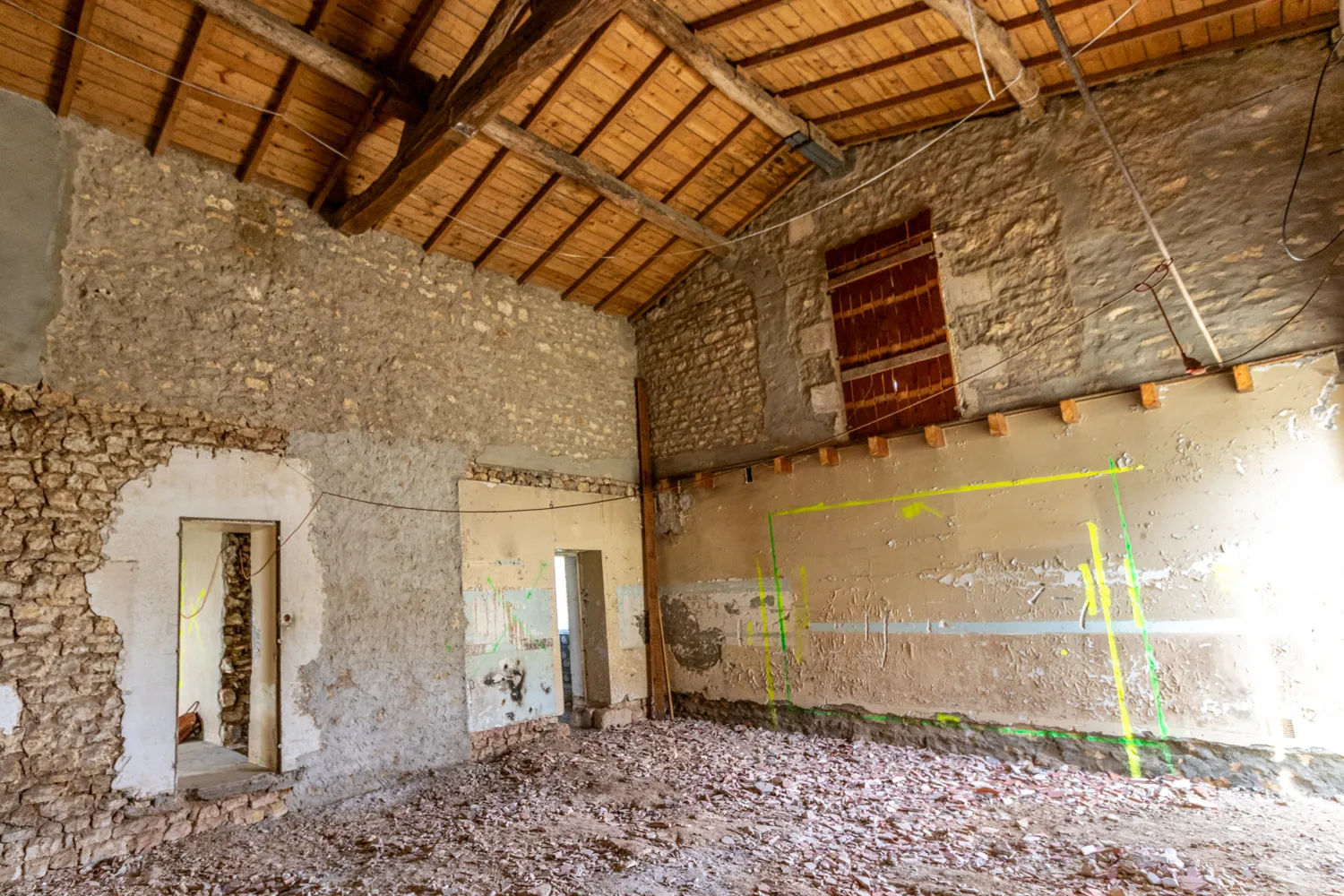 Maison charentaise à rénover avec grand terrain à Port d'Envaux 