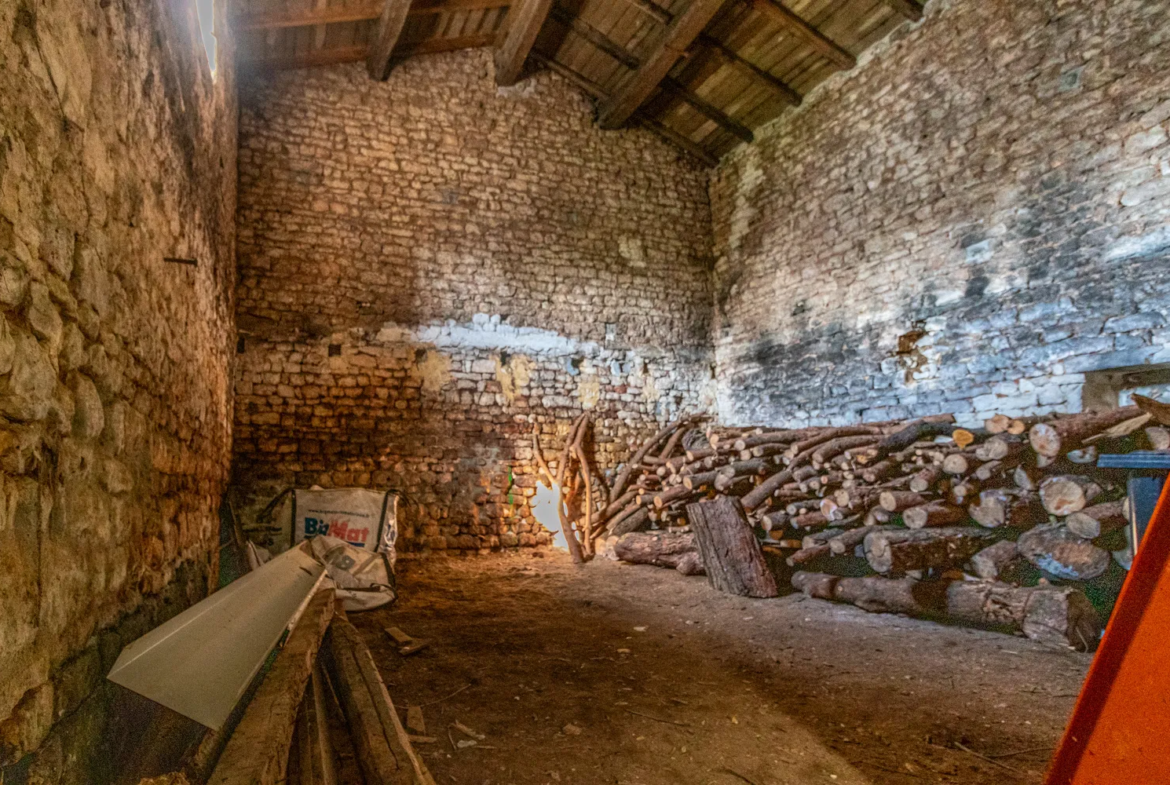 Maison charentaise à rénover avec grand terrain à Port d'Envaux 