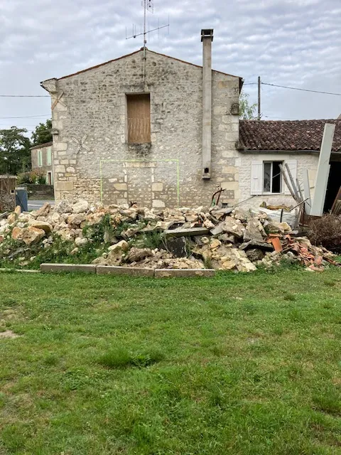 Maison charentaise à rénover avec grand terrain à Port d'Envaux 