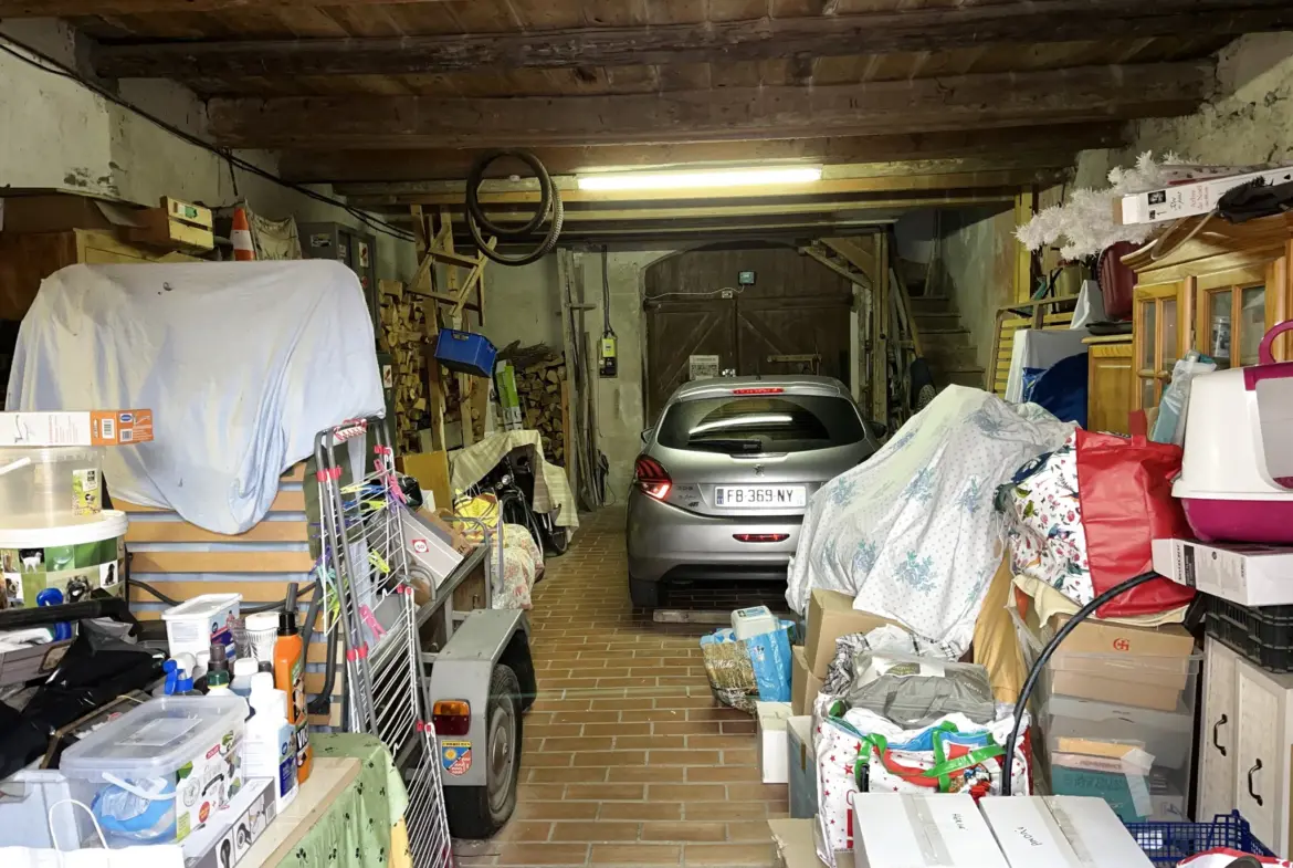 Maison de ville avec cour et grand garage à Lezignan Corbières 