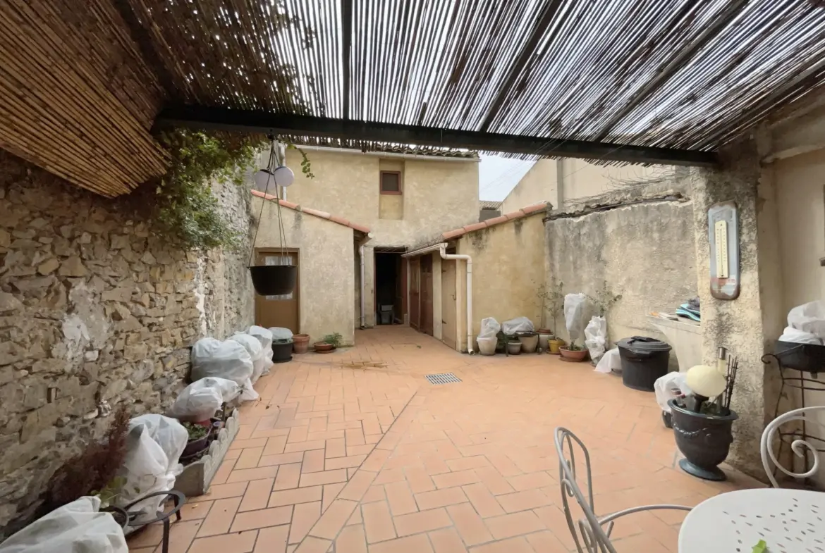 Maison de ville avec cour et grand garage à Lezignan Corbières 