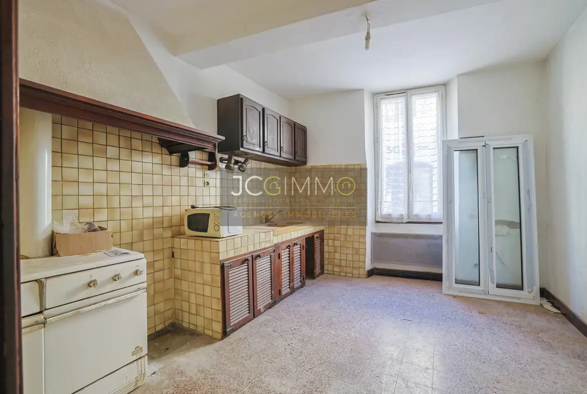 À vendre : Grand appartement T2 à rénover au centre-ville de Sollies Pont 