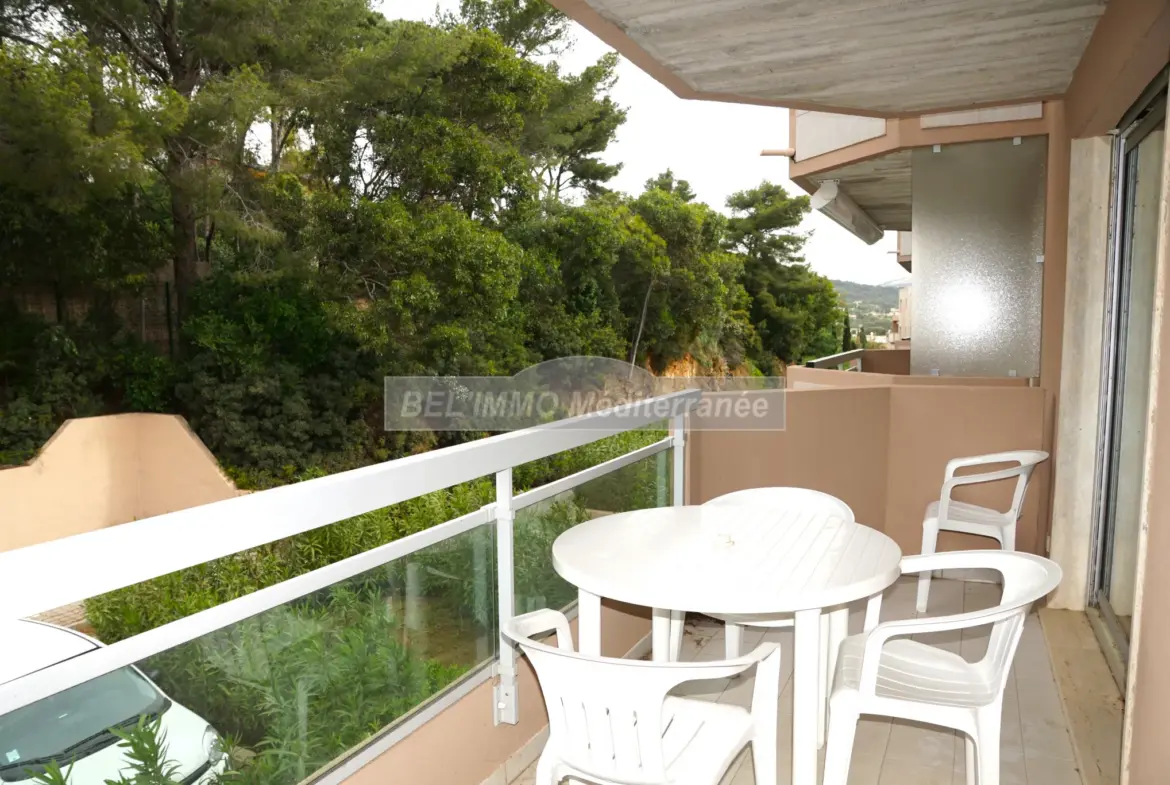 Vente d'un studio à Cavalaire sur Mer avec terrasse et parking 