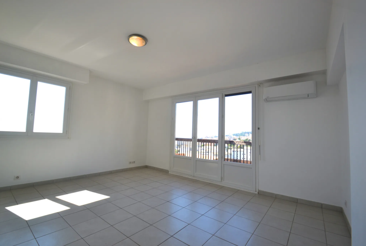 À vendre : Appartement F3 au dernier étage avec vue mer à Ville di Pietrabugno 