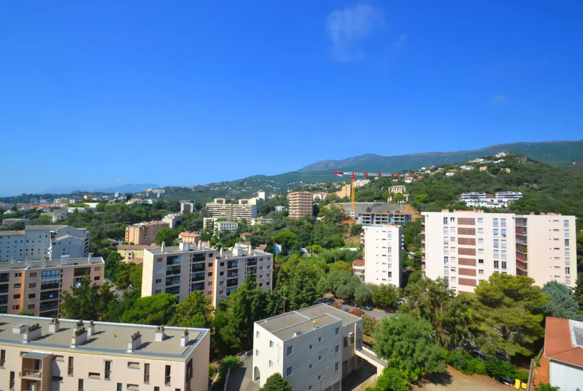 À vendre : Appartement F3 au dernier étage avec vue mer à Ville di Pietrabugno 