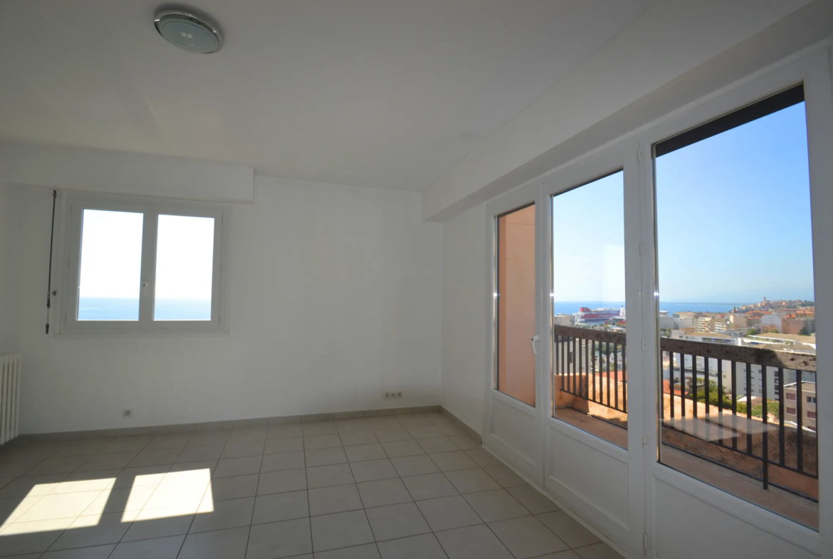 À vendre : Appartement F3 au dernier étage avec vue mer à Ville di Pietrabugno 