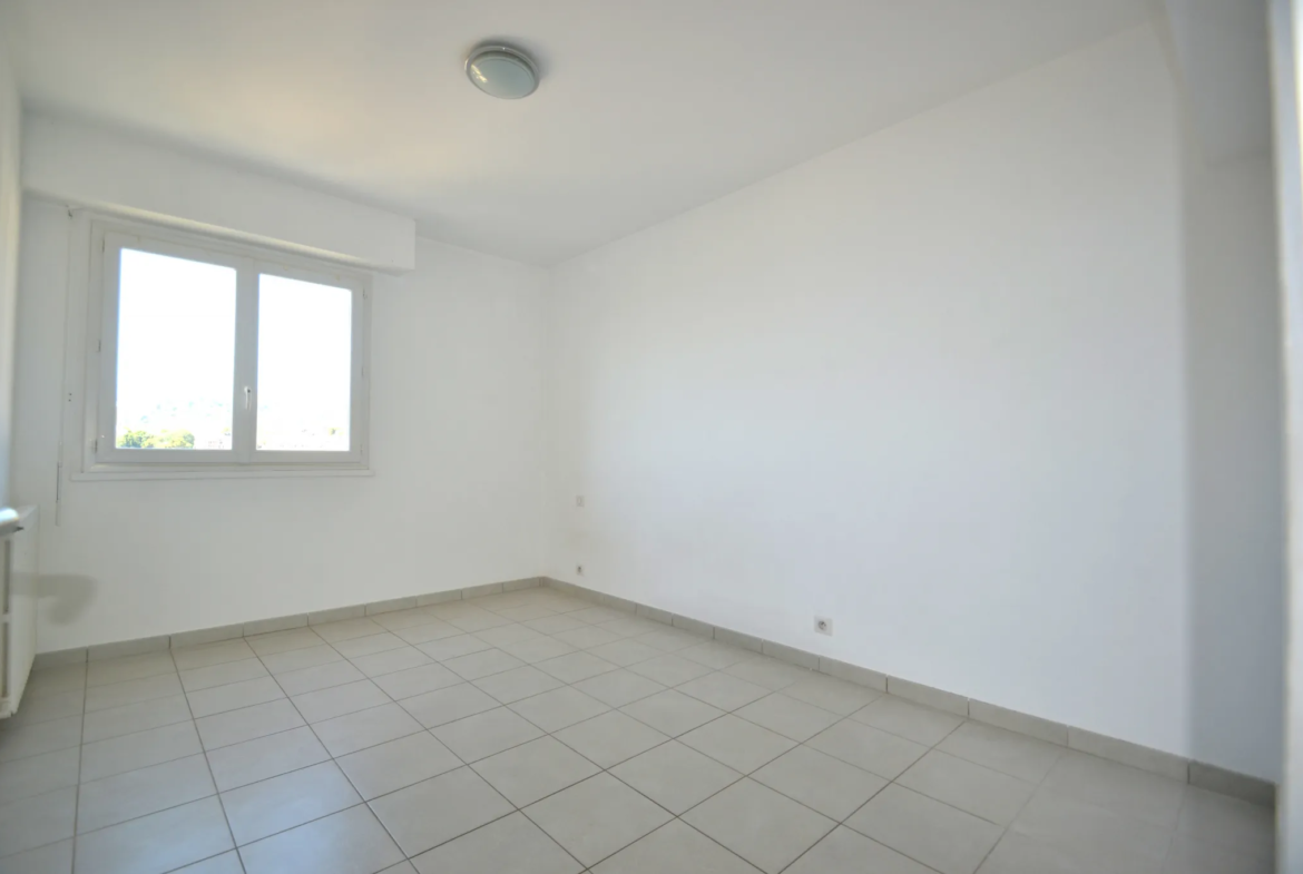 À vendre : Appartement F3 au dernier étage avec vue mer à Ville di Pietrabugno 