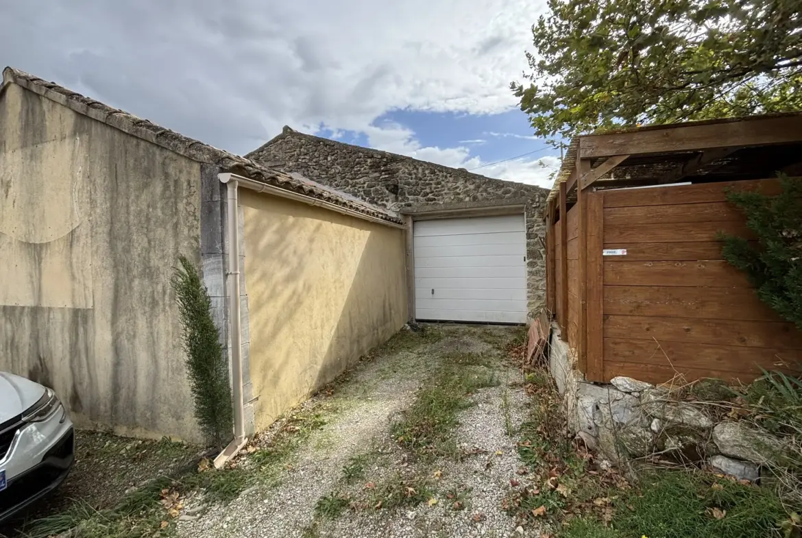 Maison en bordure de route idéale pour commerce à Piegon 