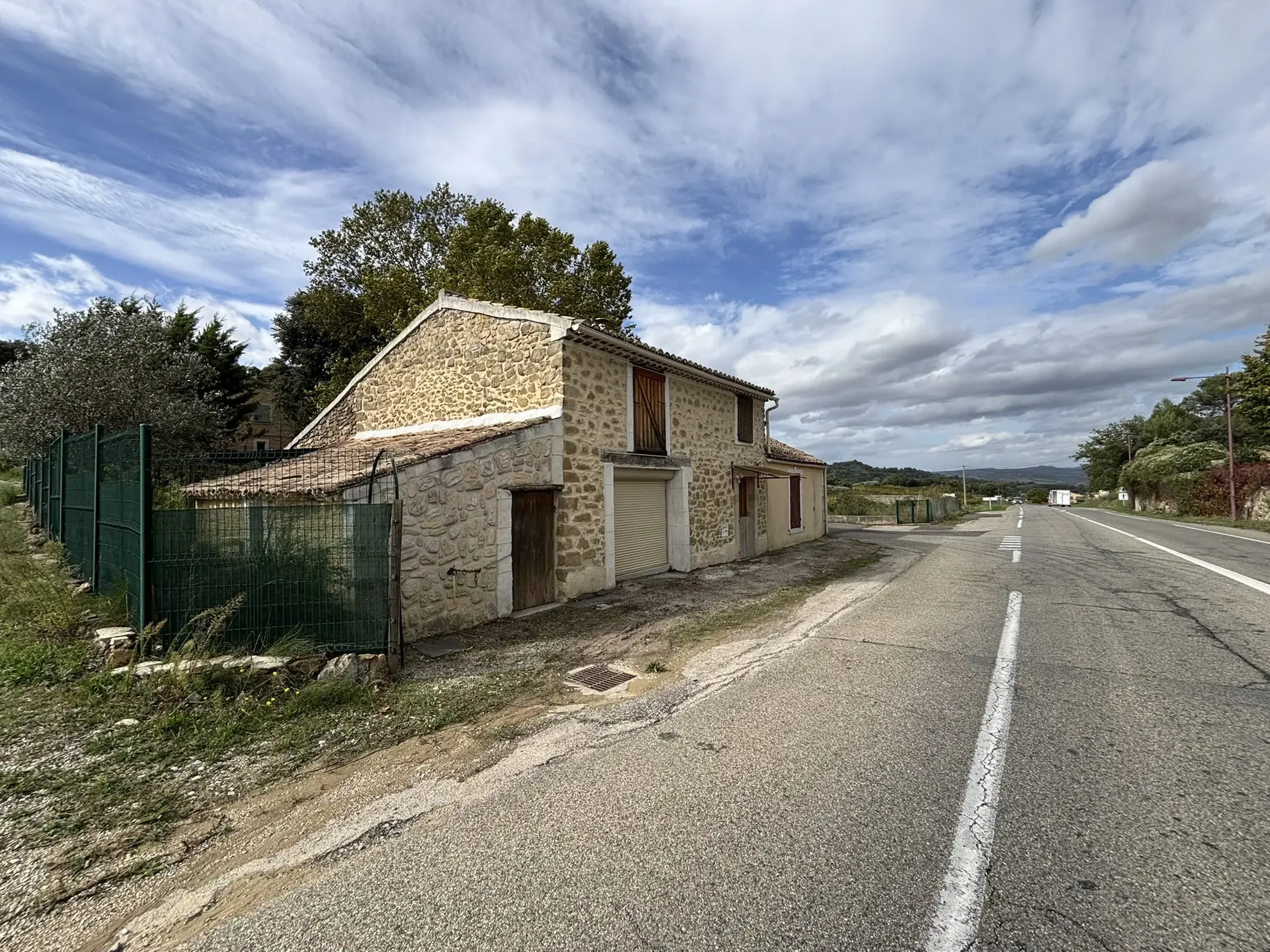 Maison en bordure de route idéale pour commerce à Piegon 