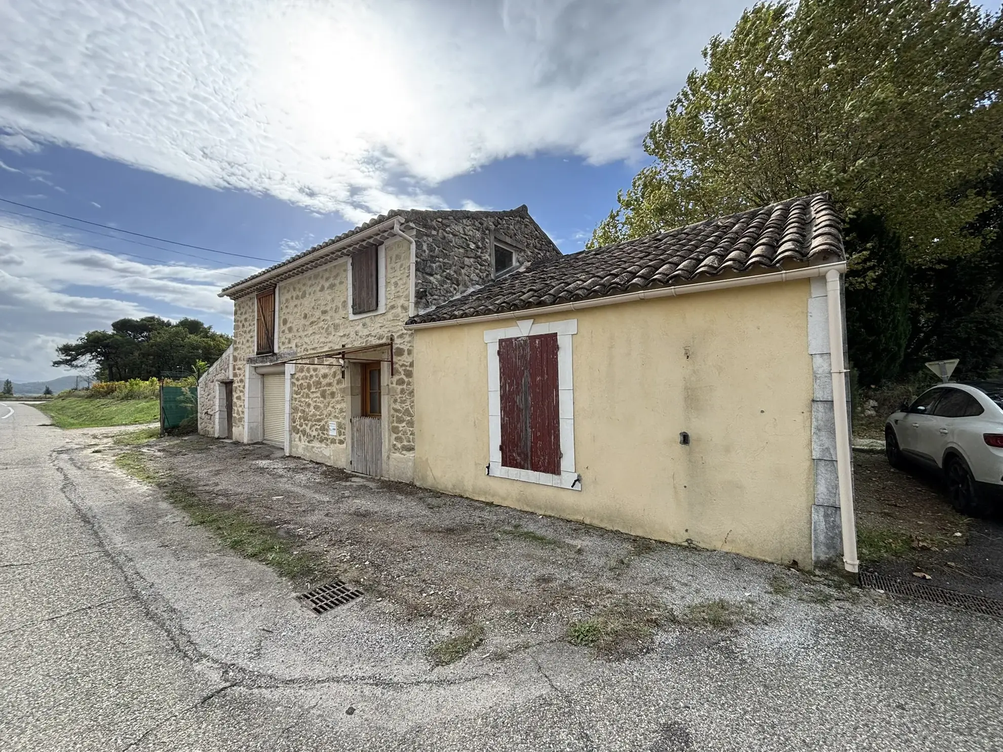 Maison en bordure de route idéale pour commerce à Piegon 