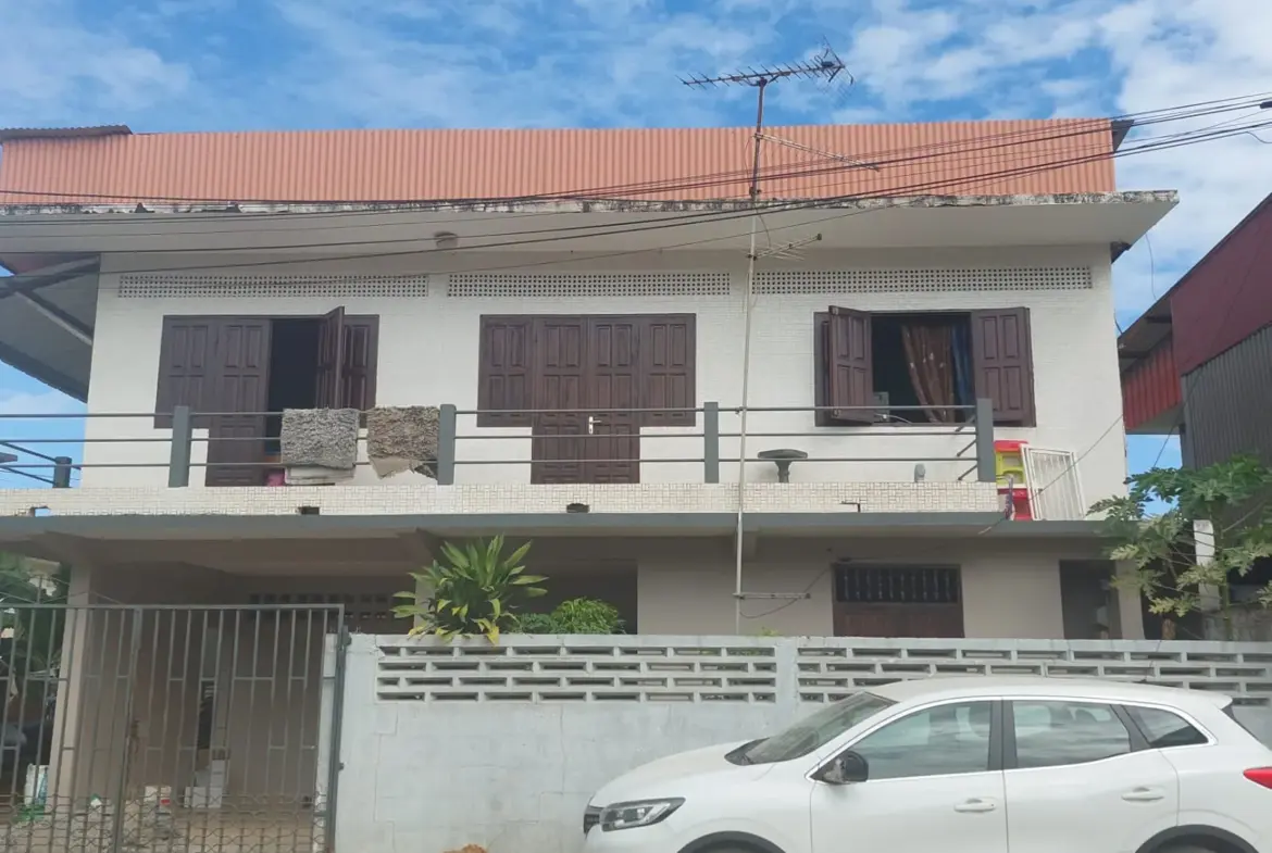 Immeuble à vendre avec appartement F4 et studio à Cayenne 