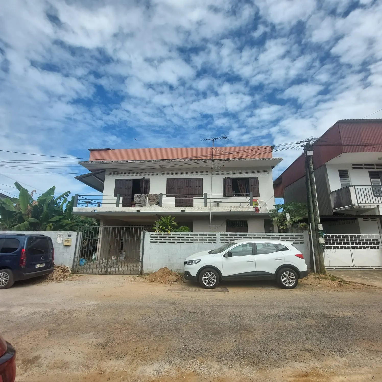 Immeuble à vendre avec appartement F4 et studio à Cayenne 