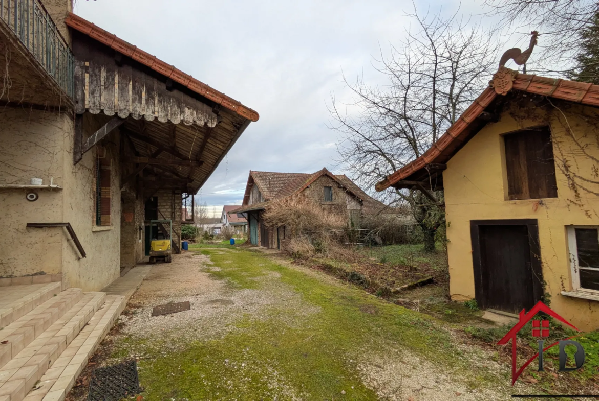 Propriété de charme avec 5500m2 de terrain et multiples possibilités à Chaumergy 