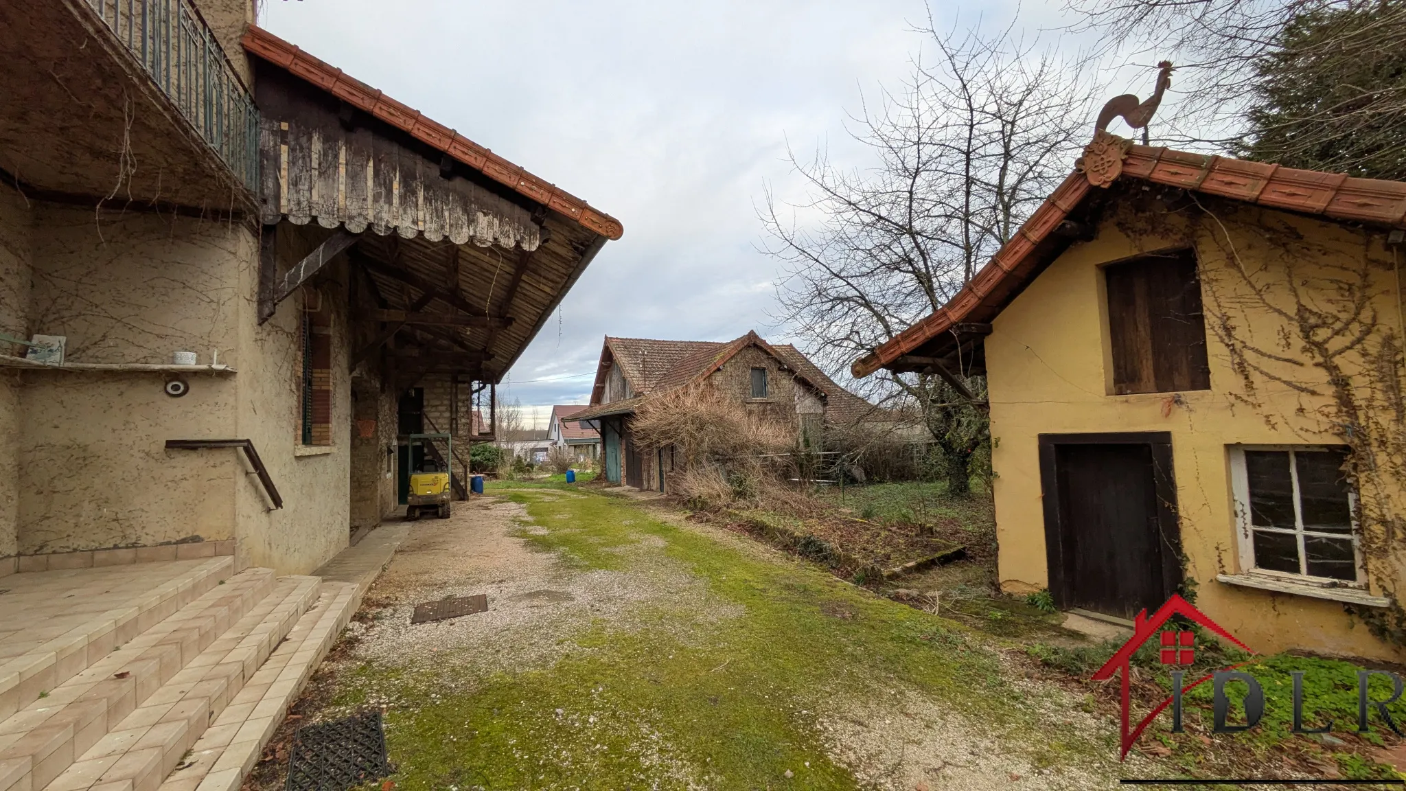 Propriété de charme avec 5500m2 de terrain et multiples possibilités à Chaumergy 