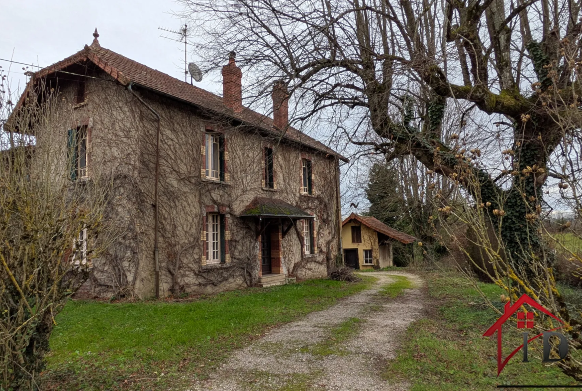 Propriété de charme avec 5500m2 de terrain et multiples possibilités à Chaumergy 