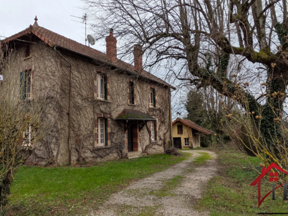 Propriété de charme avec multiples possibilités et 5500m2 de terrain à Chaumergy