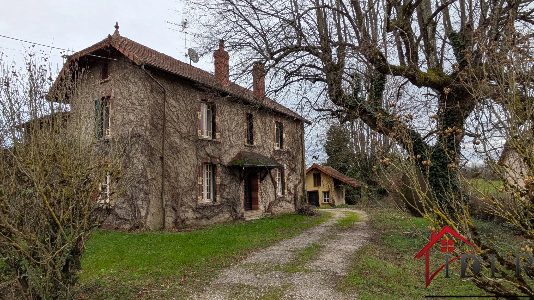 Propriété de charme avec 5500m2 de terrain et multiples possibilités à Chaumergy 