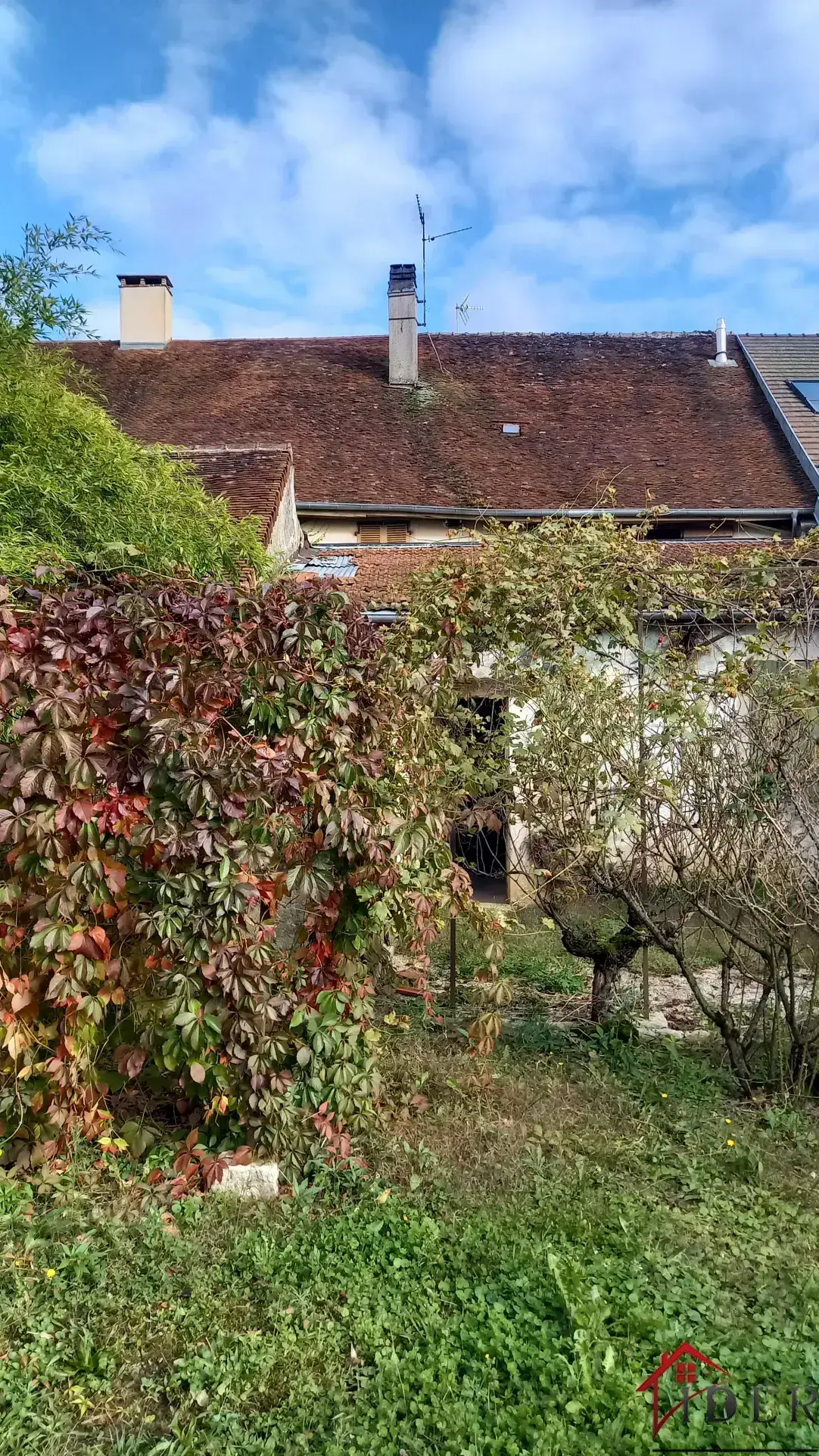 Maison mitoyenne à rénover à Pannessières avec terrain 