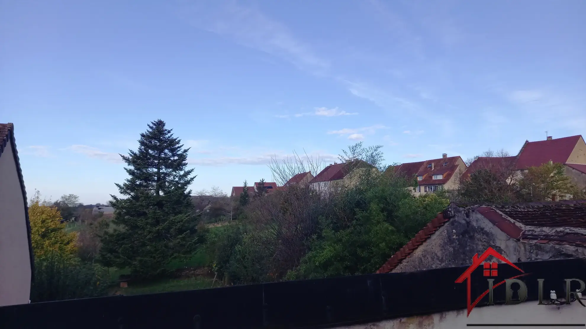 Maison mitoyenne à rénover à Pannessières avec terrain 