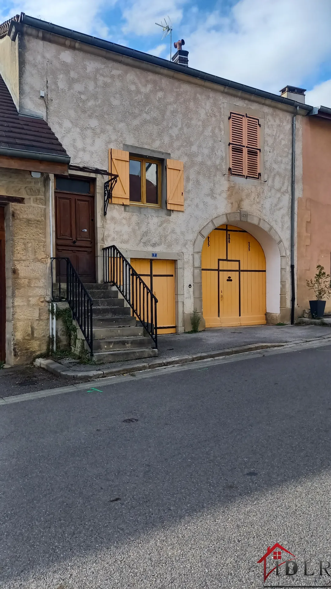 Maison mitoyenne à rénover à Pannessières avec terrain 