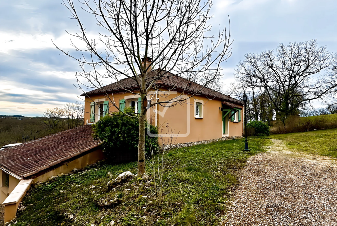 Maison d'exception à St Projet entourée de verdure avec piscine 