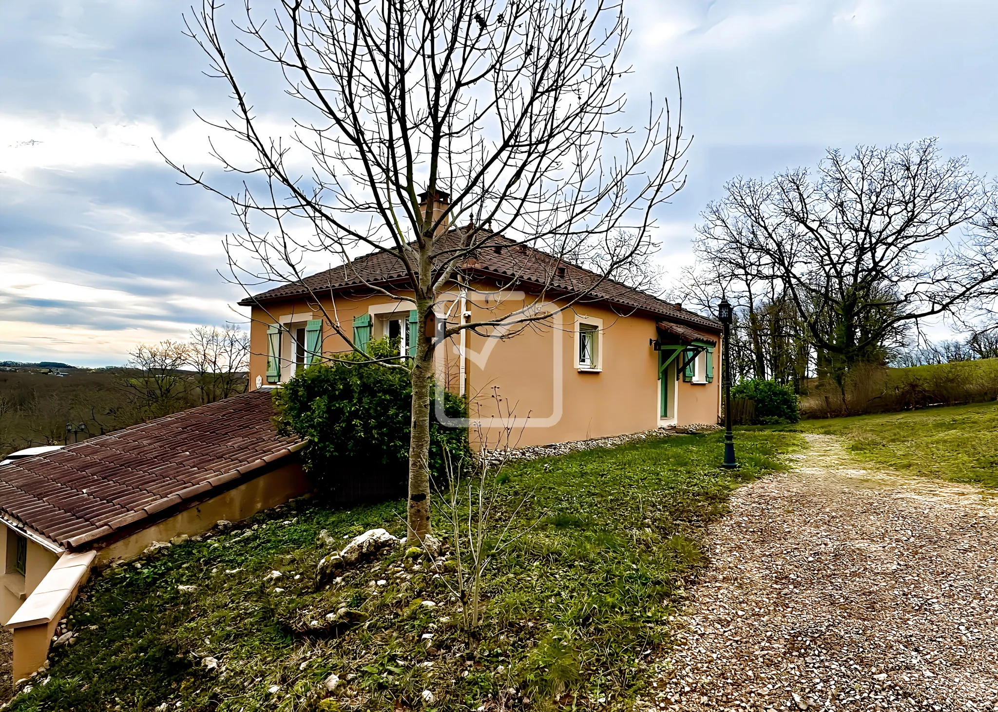 Maison d'exception à St Projet entourée de verdure avec piscine 