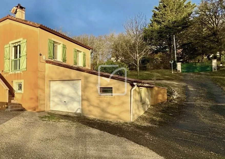 Maison d'exception à St Projet entourée de verdure avec piscine 