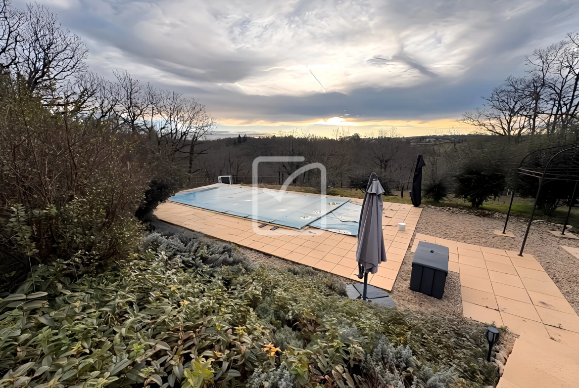 Maison d'exception à St Projet entourée de verdure avec piscine 