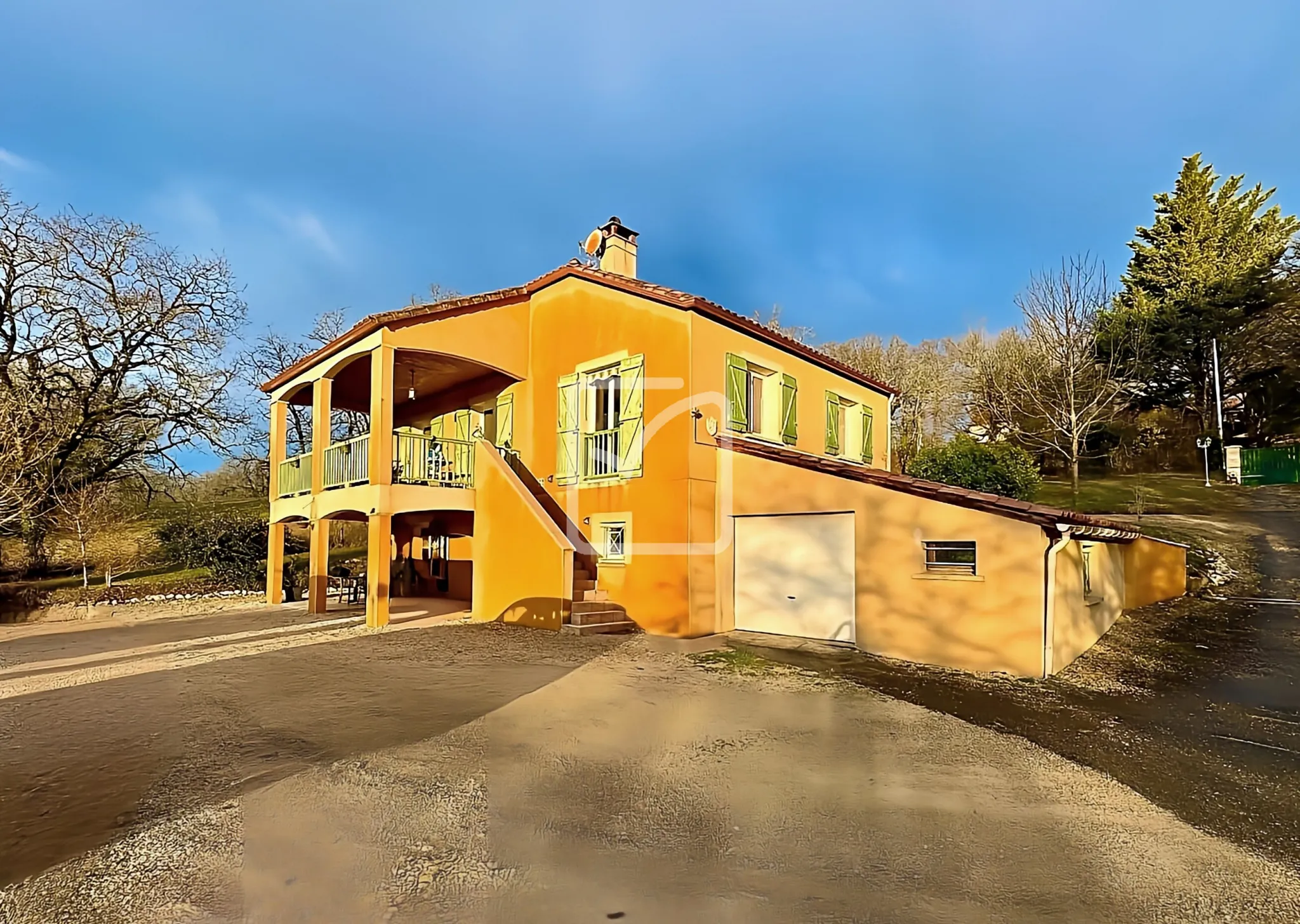 Maison d'exception à St Projet entourée de verdure avec piscine 