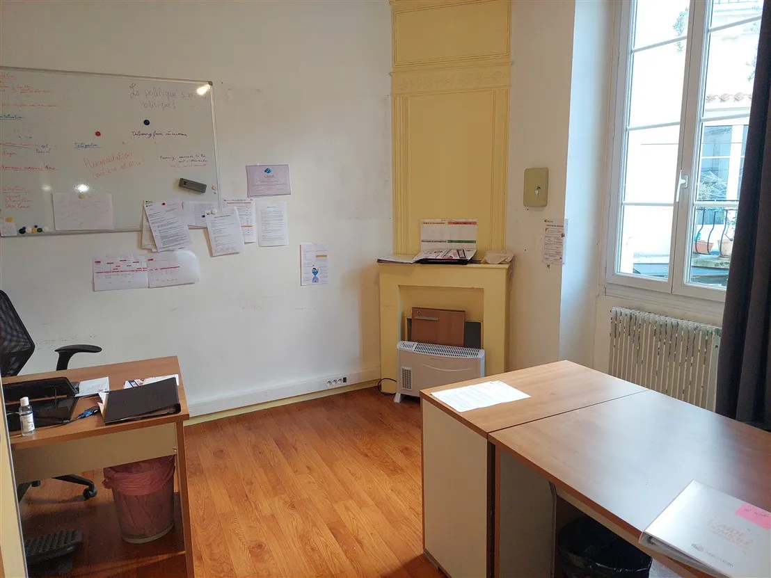 À vendre : Local commercial et appartement à Langon, 33210 