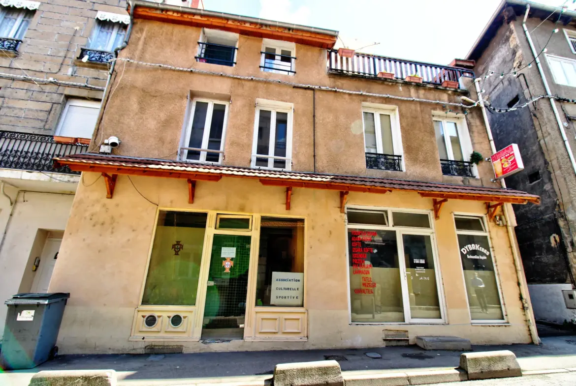 Immeuble à vendre à Rive-de-Gier avec commerces et appartements 