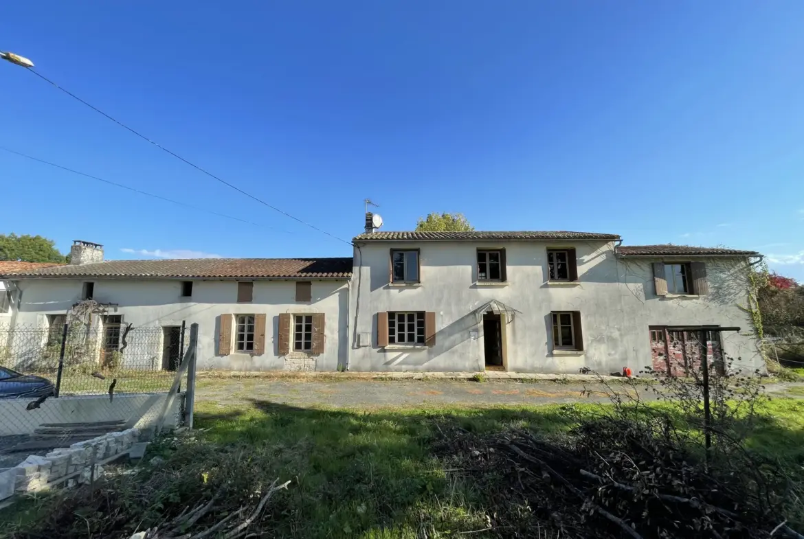 Grande maison à rénover à Les Nouillers avec garage et jardin 