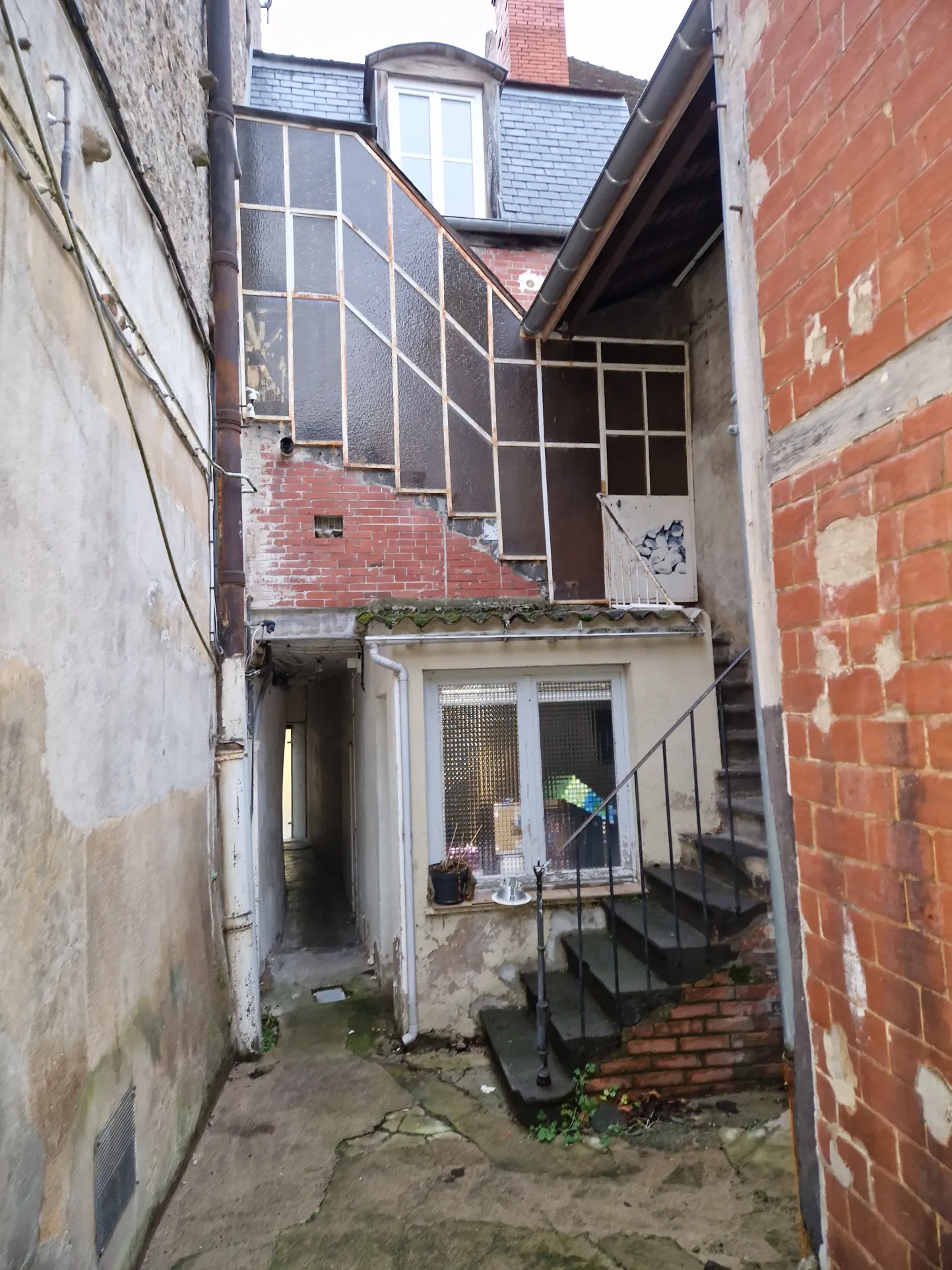 Immeuble avec Local Professionnel et Appartement Duplex à Autun 