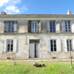 Grande maison charentaise à rénover avec garage et jardin à Crazannes