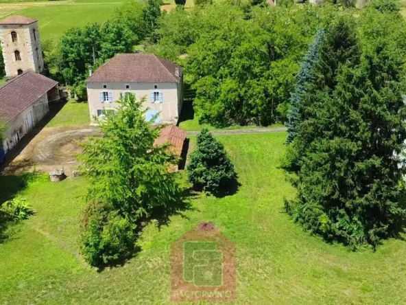 Propriété en pierre avec 7 hectares à Puy l'Évêque