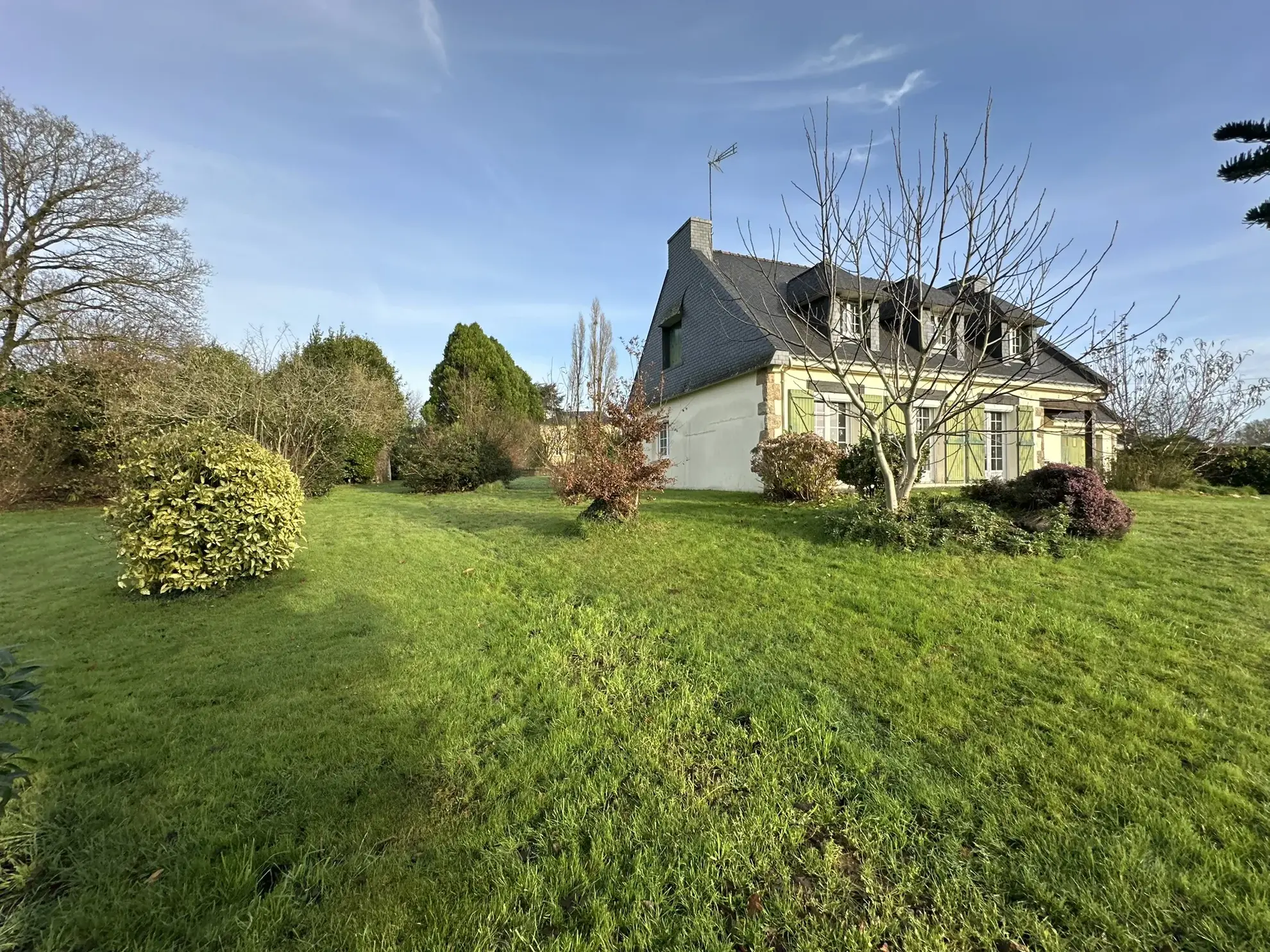 Belle maison de 1972 à La Chapelle Neuve, fort potentiel constructible 