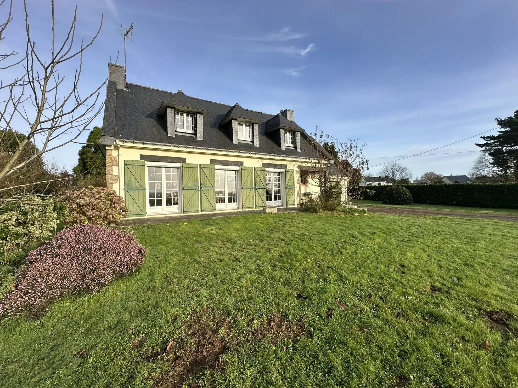 Belle maison de 1972 à La Chapelle Neuve, fort potentiel constructible 