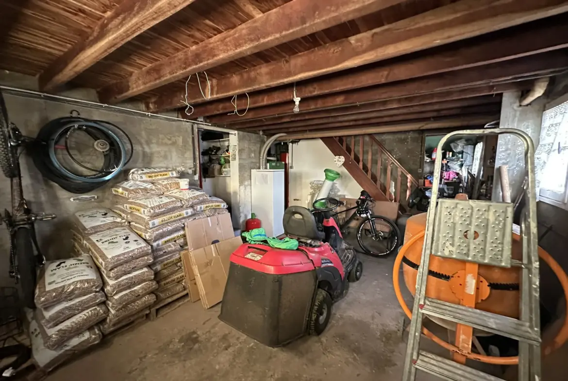 Belle maison de 1972 à La Chapelle Neuve, fort potentiel constructible 