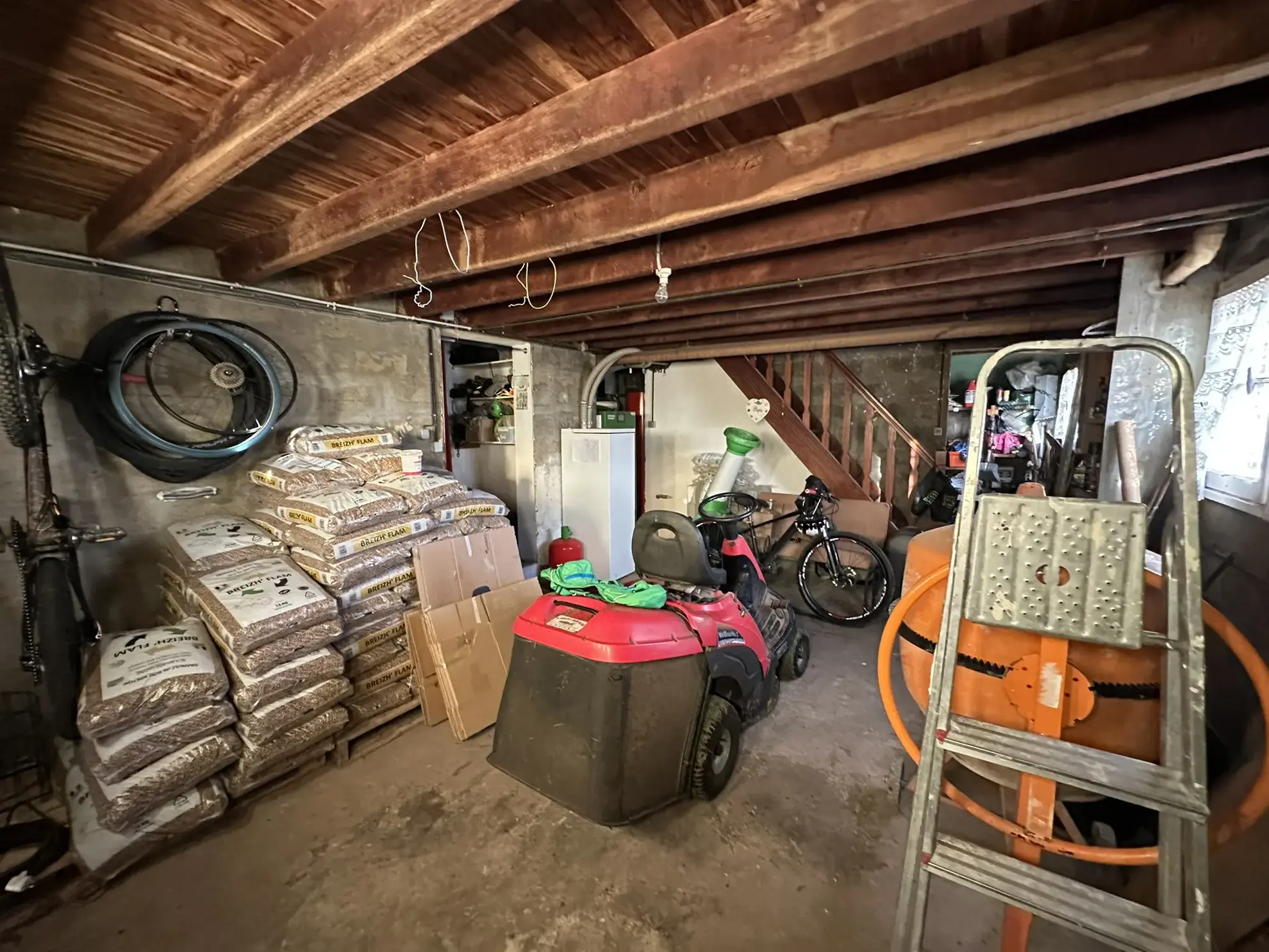 Belle maison de 1972 à La Chapelle Neuve, fort potentiel constructible 