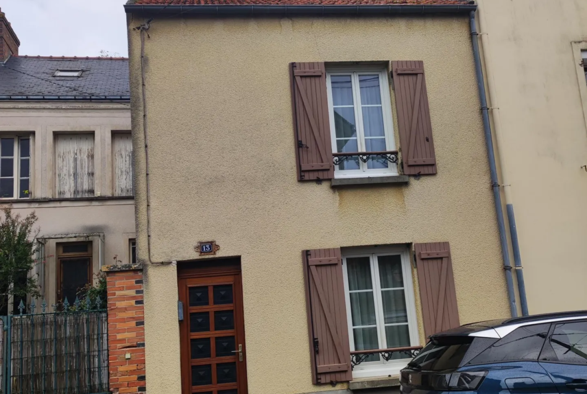 À vendre : maison de ville avec cour à Dourdan 