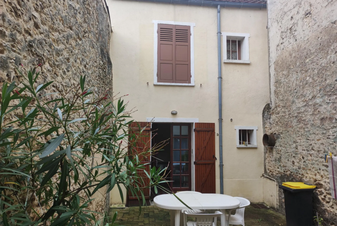 À vendre : maison de ville avec cour à Dourdan 