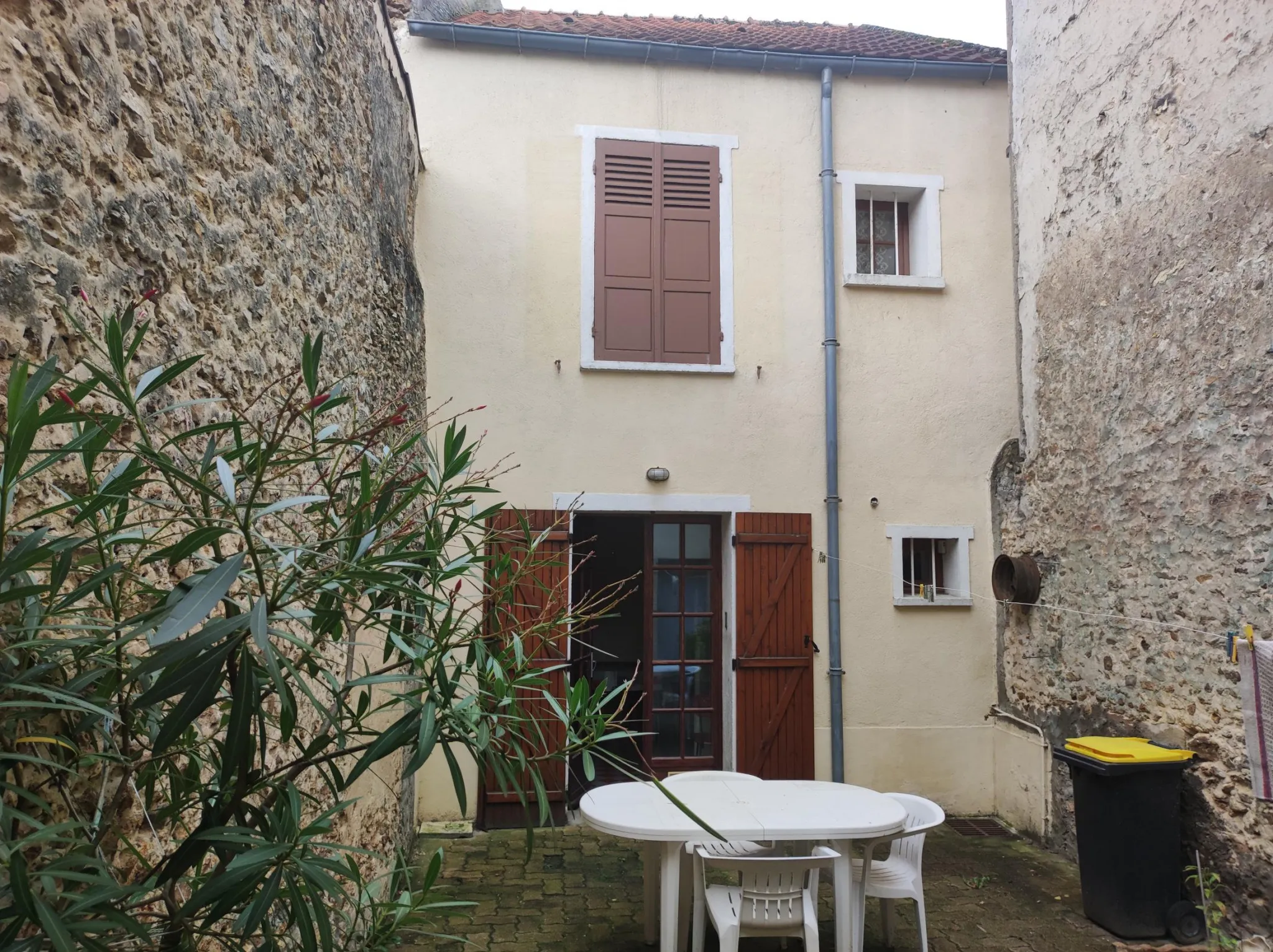 À vendre : maison de ville avec cour à Dourdan 