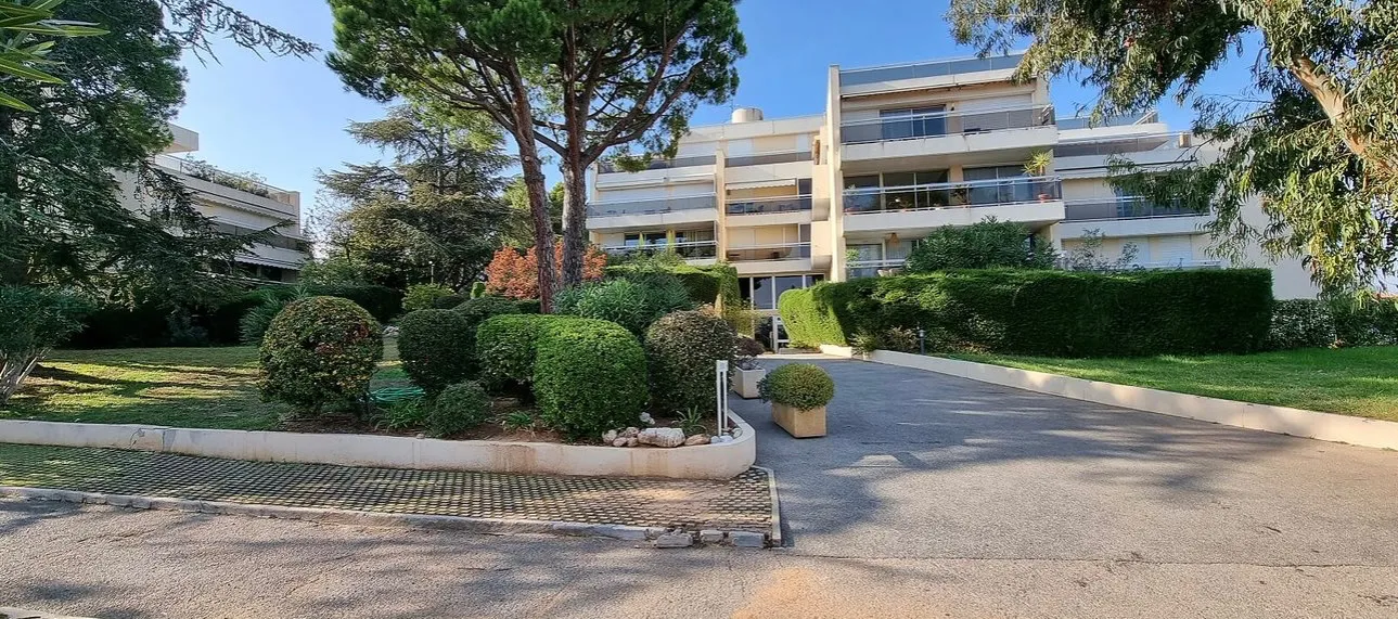 Studio lumineux de 30 m² à rénover avec vue mer à Nice Ouest 